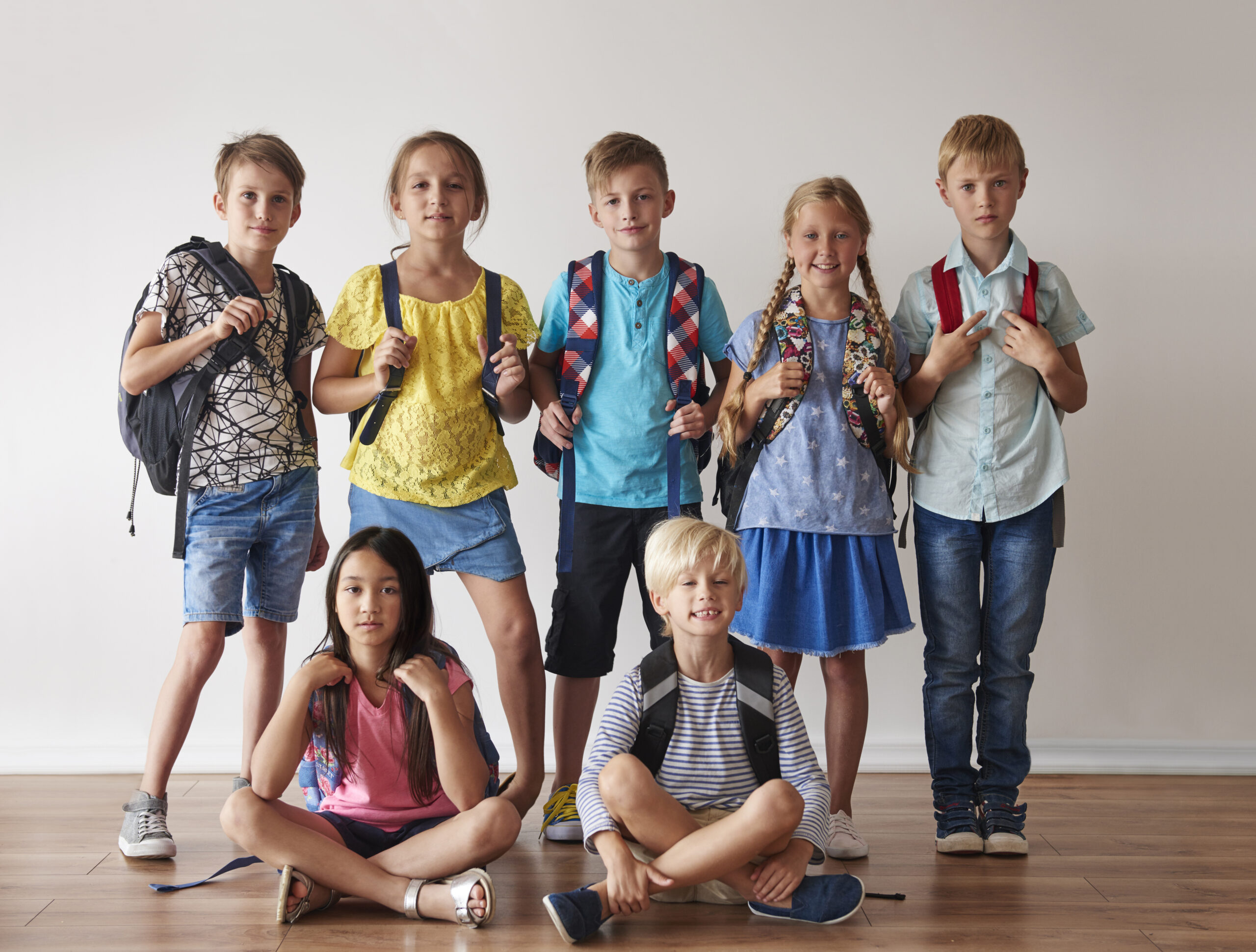 Zdjęcie grupowe dzieci z plecakami