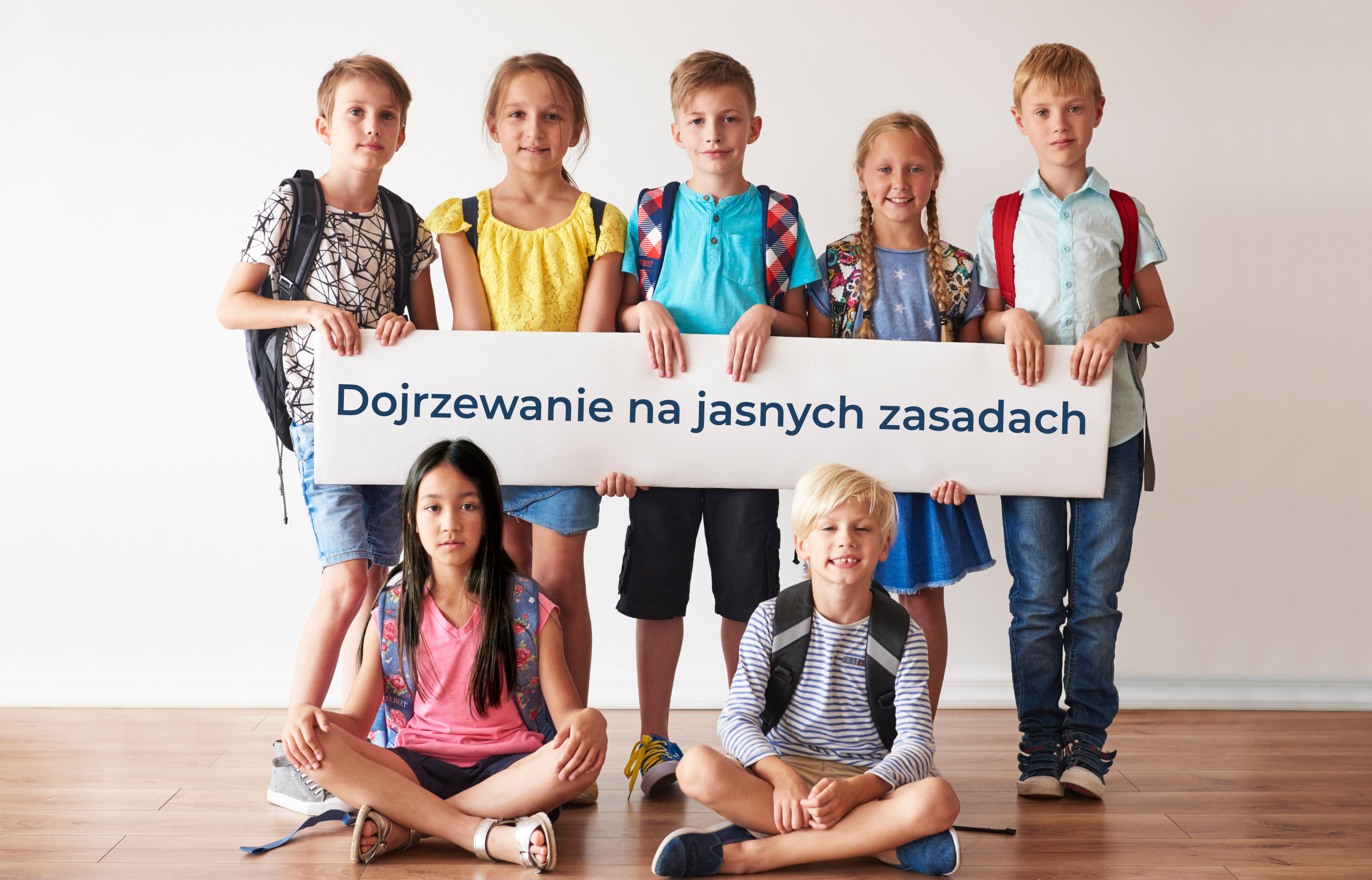 Szkolni przyjaciele z biala tabliczka