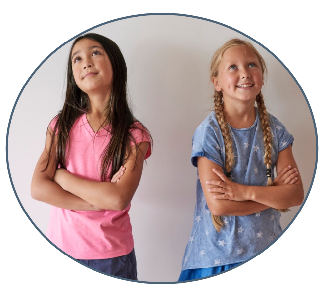 Usmieczniete dziewczynki patrzą do gory