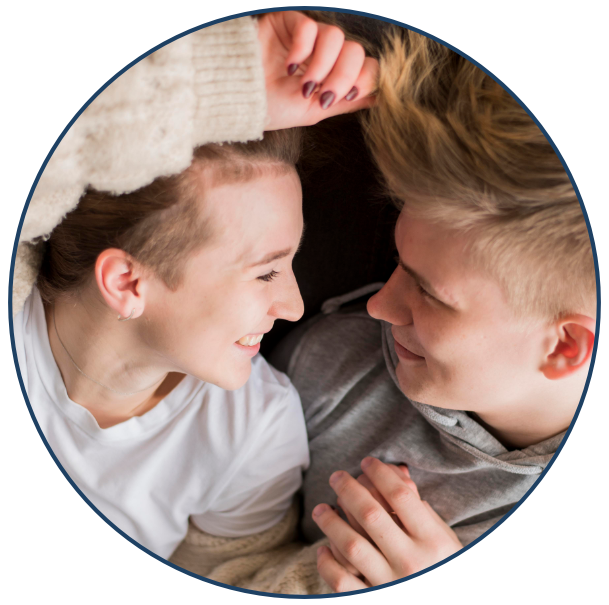 Nastolatki zakochani chłopak i dziewczyna patrzą na siebie