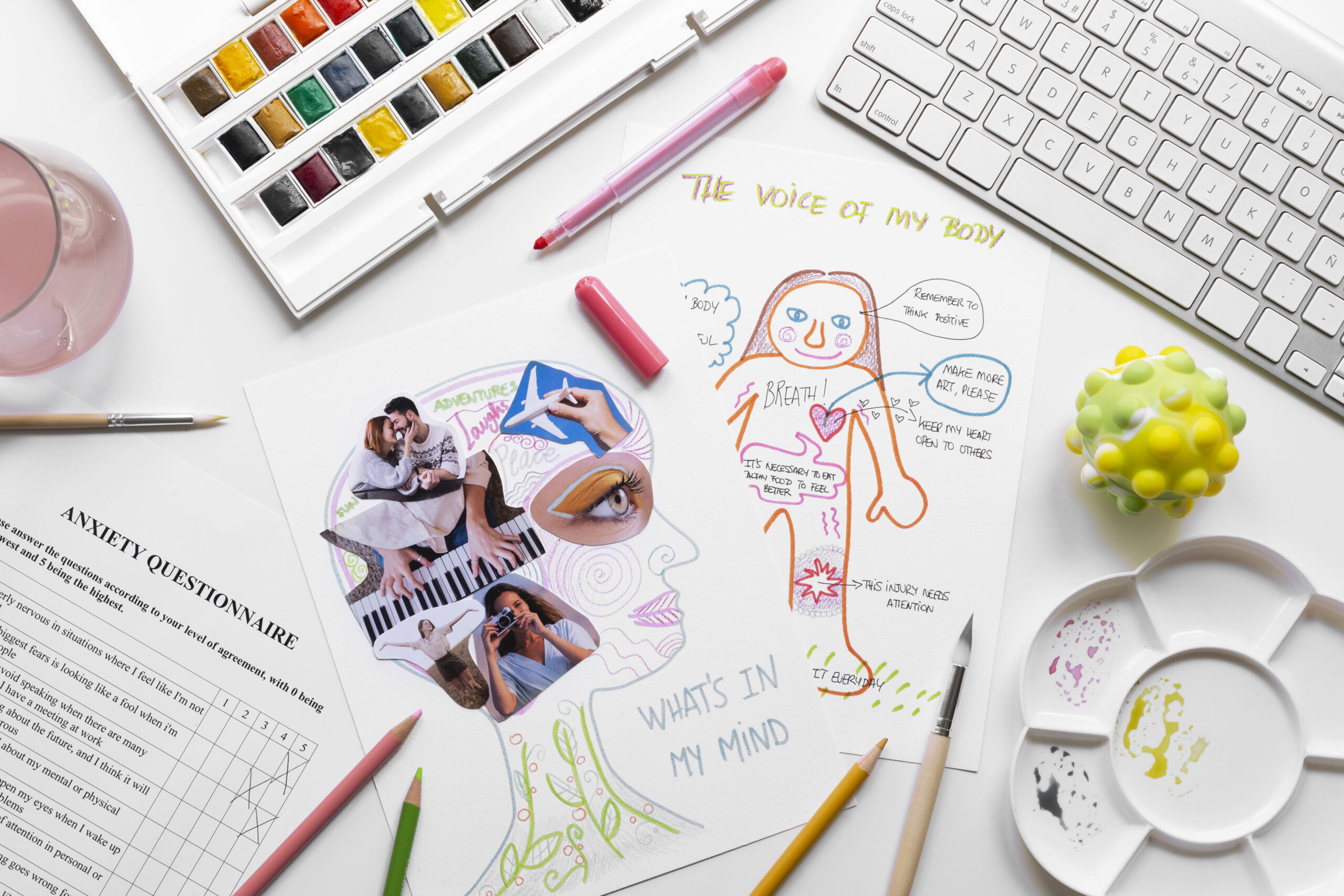 Widok z góry na narzedzia do pracy psychologicznej