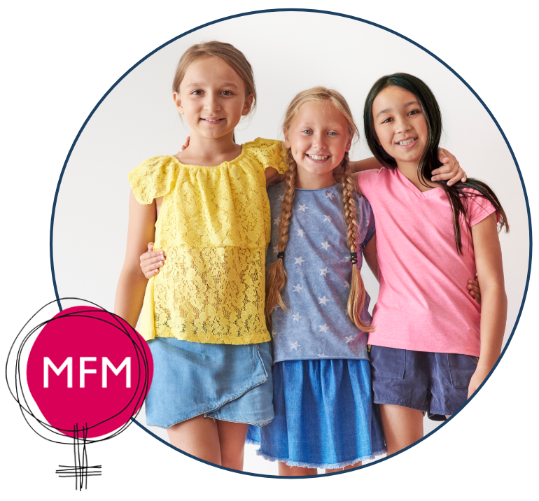 Dziewczynki usmiechaja sie obejmujac się. Zdjecie z logiem MFM.